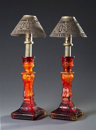 Manifattura del sec. XX Coppia di candelieri in vetro decorati in rilievo a...