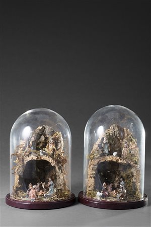 Coppia di campane in vetro contenenti presepi in sughero e altri materiali (h...