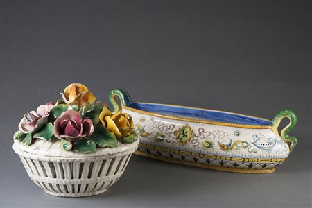 Lotto composto da un centrotavola biansato decorato a raffaellesche ed una...