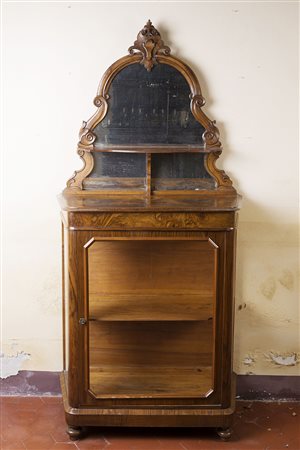 Vetrina in noce e radica con parte superiore a mensola sagomata con fondo a...