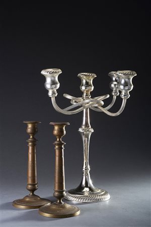 Lotto composto da tre candelabri: uno a cinque fiamme in metallo argentato e...
