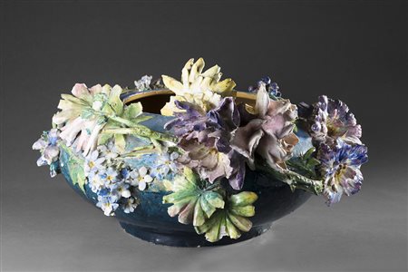 Cachepot in ceramica a fondo azzurro decorata in policromia in rilievo a...