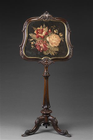 Parascintille in noce scolpito a volute e riccioli; cartella ricamata a...