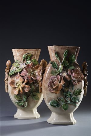 Manifattura inizio del sec. XIX Coppia di vasi in ceramica policroma decorati...