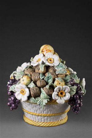 Centrotavola in terracotta policroma simulante un cesto di vimini con frutta,...