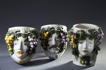 Gruppo di tre portafiori, di cui due pensili, in ceramica policroma a rilievo...