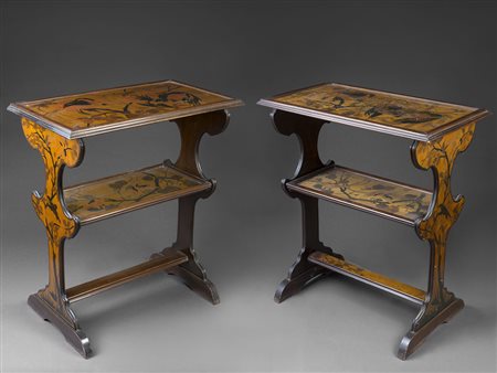 Coppia di étagère con ripiani e fianchi intarsiati a galli e volatili,...