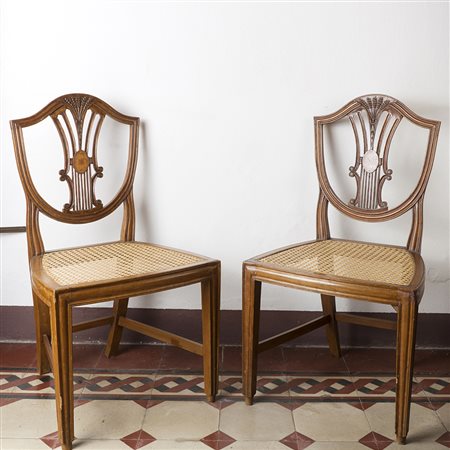 Coppia di sedie in noce con schienale a scudo e cartella traforata con spighe...
