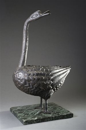 Incensiere in metallo a forma di oca poggiante su base Verde Alpi (h cm 53)...