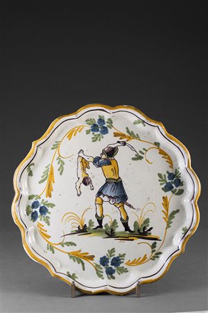 Manifattura lombarda del sec. XVIII-XIX Piatto in maiolica a bordo mistilineo...