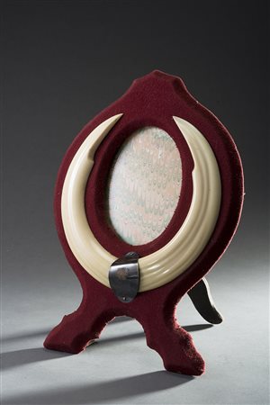 Cornice portafoto di forma sagomata decorata con zanne in avorio. Belgio fine...