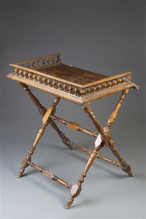 Lotto composto da trespolo portavalige in noce e un vassoio con ringhiera a...