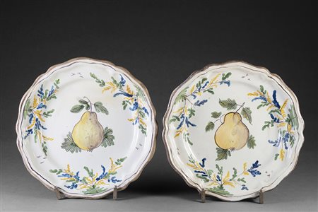 Manifattura del sec. XVIII Coppia di piatti in maiolica policroma a volute e...
