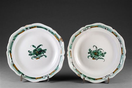 Manifattura Cerreto Sannita del sec. XVIII, coppia di piatti in maiolica di...