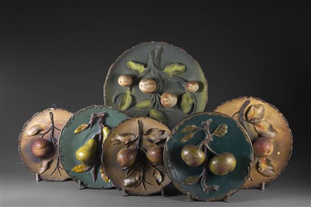 Manifattura francese inizio del sec. XX Gruppo di sei piatti in terracotta...