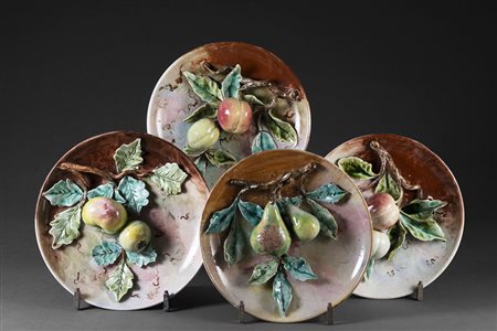 Manifattura del sec. XX Gruppo di quattro piatti in porcellana policroma con...