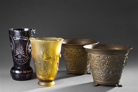 Lotto composto da due vasi in vetro e cristallo ed una coppia di giardiniere...