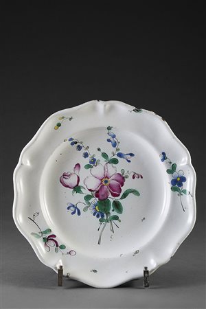 Piatto in maiolica a bordo mistilineo con fiori policromi(diam cm 22.5)...