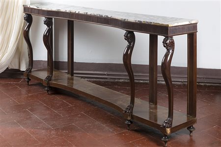 Consolle di forma mossa con piano in alabastro, fascia scanalata sorretta da...
