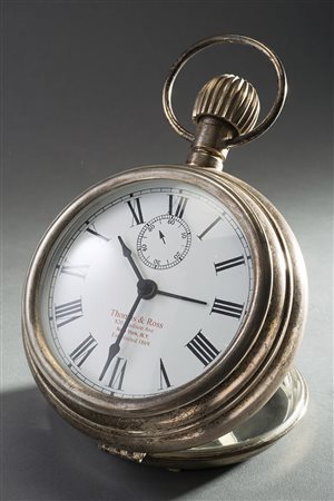 Sveglia da tavola con cassa in metallo argentato simulante un orologio da...