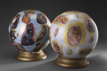 Coppia di elementi decorativi di forma sferica in vetro soffiato decorati in...