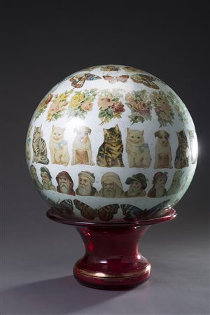 Elemento decorativo di forma sferica in vetro soffiato decorato a decoupage...