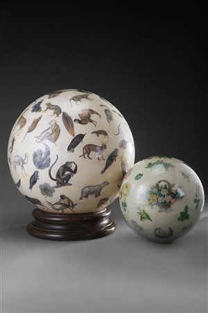 Due elementi decorativi di forma sferica in vetro soffiato decorati a...