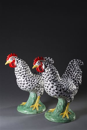 Manifattura sec. XX 'Galli' coppia di sculture in terracotta policroma(h cm...