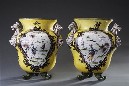 Manifattura inizio sec. XX Coppia di vasi in ceramica a fondo giallo decorati...