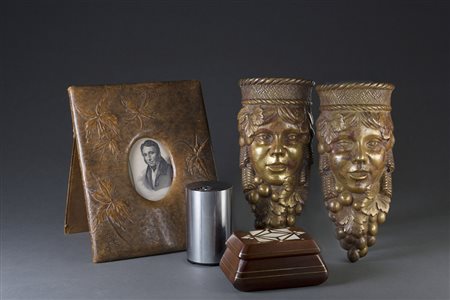 Lotto composto da una cornice portafoto in cuoio impresso a foglie, due fregi...