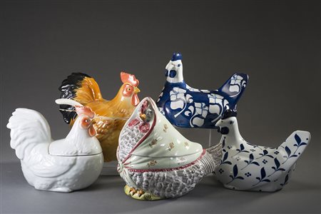 Manifatture diverse, gruppo di tre zuppiere e due sculture in porcellana...