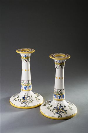 Manifattura italiana, coppia di candelieri in ceramica decorati in policromia...