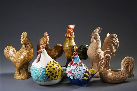 Gruppo di sette statuette raffiguranti galli di dimensioni e materiali...