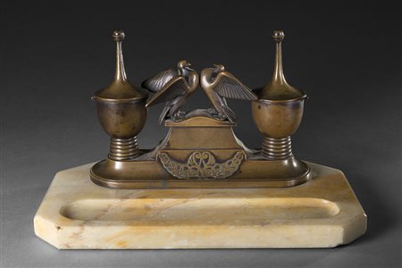 Calamaio di gusto déco con base in marmo e portainchiostro in bronzo decorati...