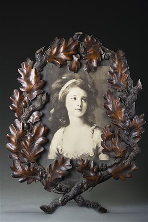 Cornice portafoto in legno intagliato, inciso e traforato ad albero di...