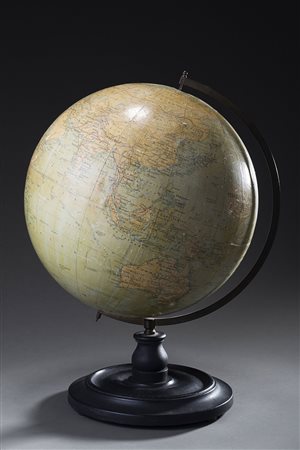 Globo terrestre con supporto in legno tornito e staffa in bronzo (h cm 46)...