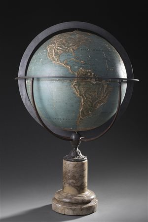 Globo terrestre in carta decorata in rilievo con supporto in ferro inciso a...