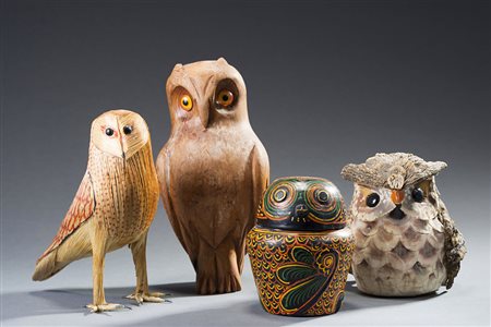 Gruppo di numerose sculture raffiguranti civette in materiali diversi Lot...