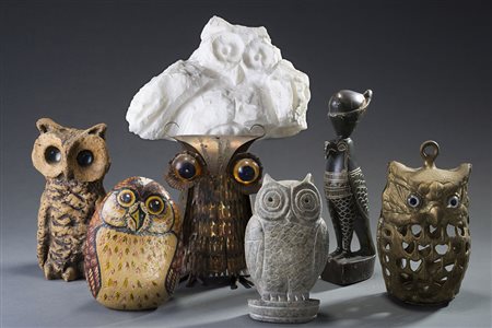 Lotto composto da sette sculture raffiguranti gufi e volatili di materiale e...