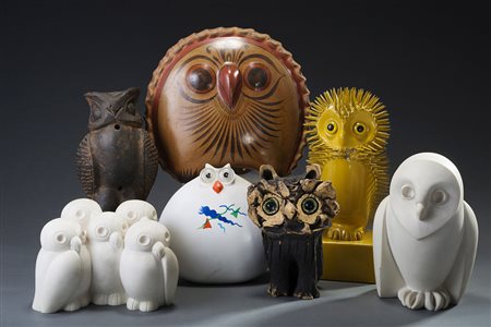 Lotto composto da sette sculture raffiguranti gufi di materiale e dimensioni...