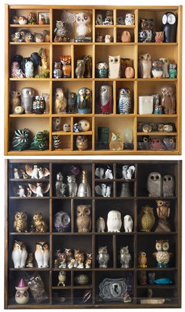 Due bacheche contenenti numerose statuette raffiguranti gufi di epoche e...