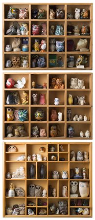 Tre bacheche contenenti numerose sculture di materiali diversi raffiguranti...