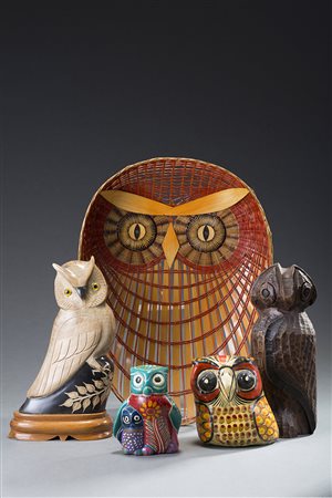 Lotto composto da numerose sculture in materiali diversi raffiguranti gufi...