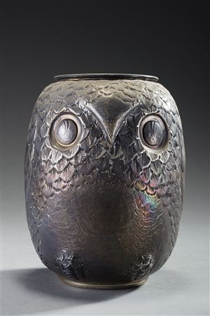 Portapenne in argento sbalzato e cesellato a figura di gufo. Titolo 925...