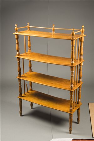 Etagere a quattro ripiani in legno dolce decorata con ringhiera e montanti...