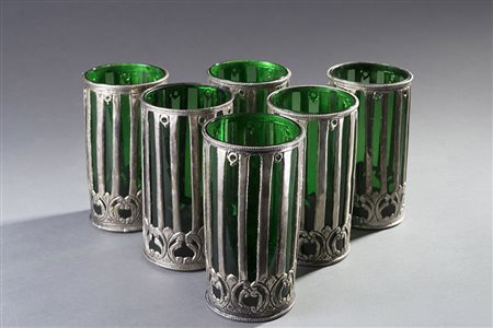 Manifattura orientale Gruppo di venti bicchieri in vetro verde con ghiere in...