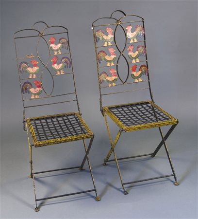 Coppia di sedie pieghevoli in ferro decorate con galli in policromia...