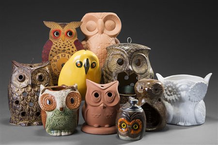 Dieci oggetti d'uso a forma di gufi di materiale diverso Ten owl objects of...