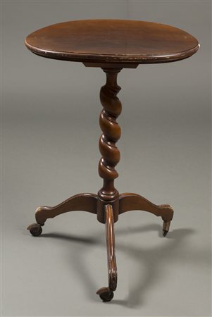 Tavolino ovale tripode con gamba centrale a torciglione (cm 60x78x40)...