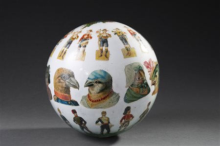 Elemento decorativo di forma sferica decorato a decoupage con figure e rapaci...